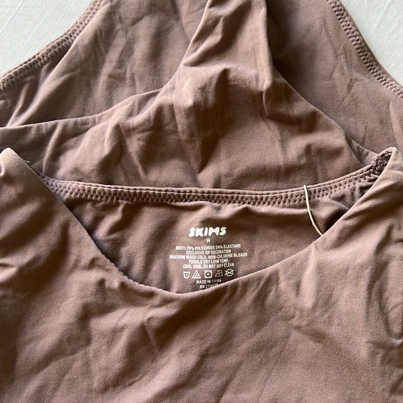 NWT SKIMS fits everybody high neck bodysuit in umber - Picture 5 of 5
